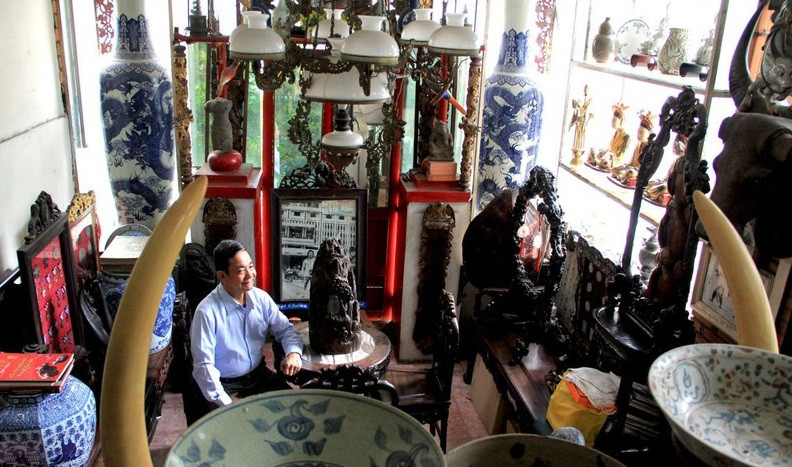 Sau gần 50 năm dày công sưu tầm, ông Hoàng Văn Cường đã sở hữu kho cổ vật khoảng 2.000 món, có món được trả giá đến 2 triệu USD. Ảnh: Infonet
