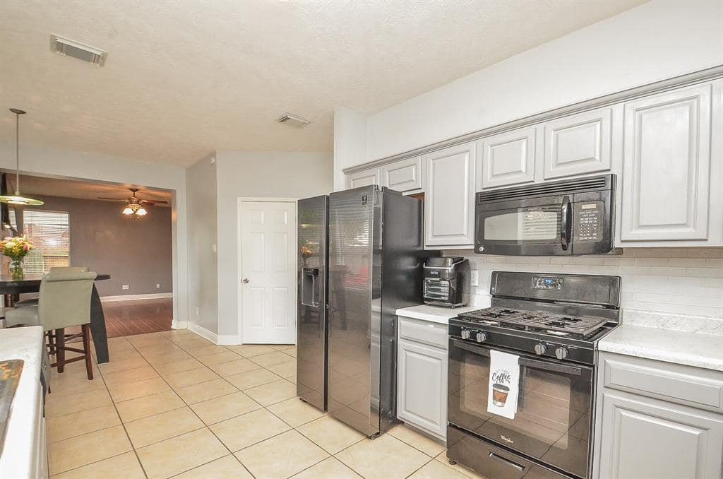 Bếp nằm ở trung tâm tầng 1 với nhiều thiết bị hiện đại.