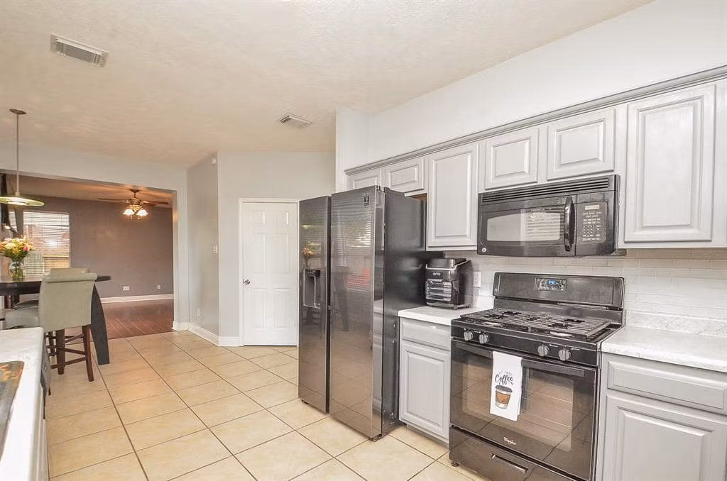 Bếp nằm ở trung tâm tầng 1 với nhiều thiết bị hiện đại.