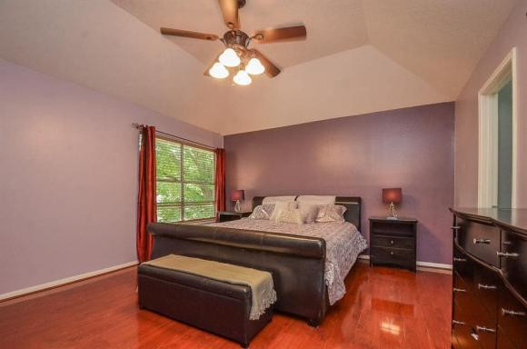 Nhà có 3 phòng ngủ. Bên trong, nam ca sĩ sơn tường tím và trần trắng, lát sàn gỗ màu nâu đỏ.