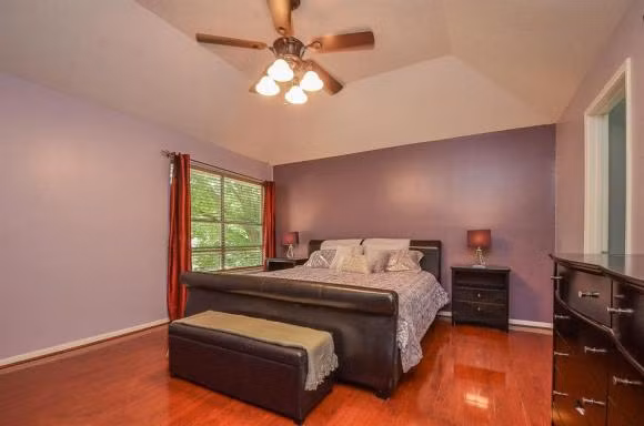 Nhà có 3 phòng ngủ. Bên trong, nam ca sĩ sơn tường tím và trần trắng, lát sàn gỗ màu nâu đỏ.