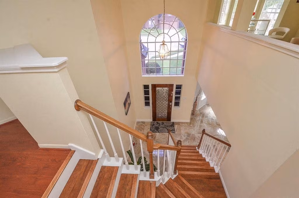 Cầu thang dẫn lên tầng hai.