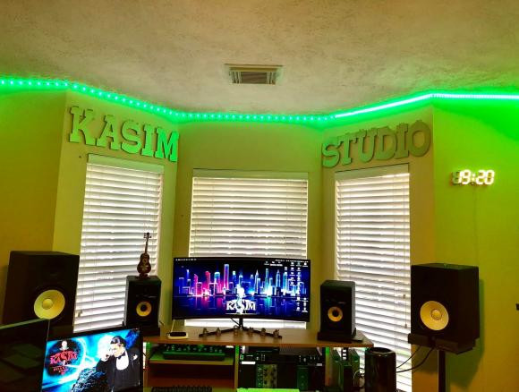 Ca sĩ Kasim Hoàng Vũ còn dành một góc riêng làm phòng thu.