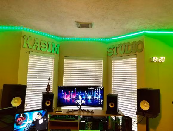 Ca sĩ Kasim Hoàng Vũ còn dành một góc riêng làm phòng thu.