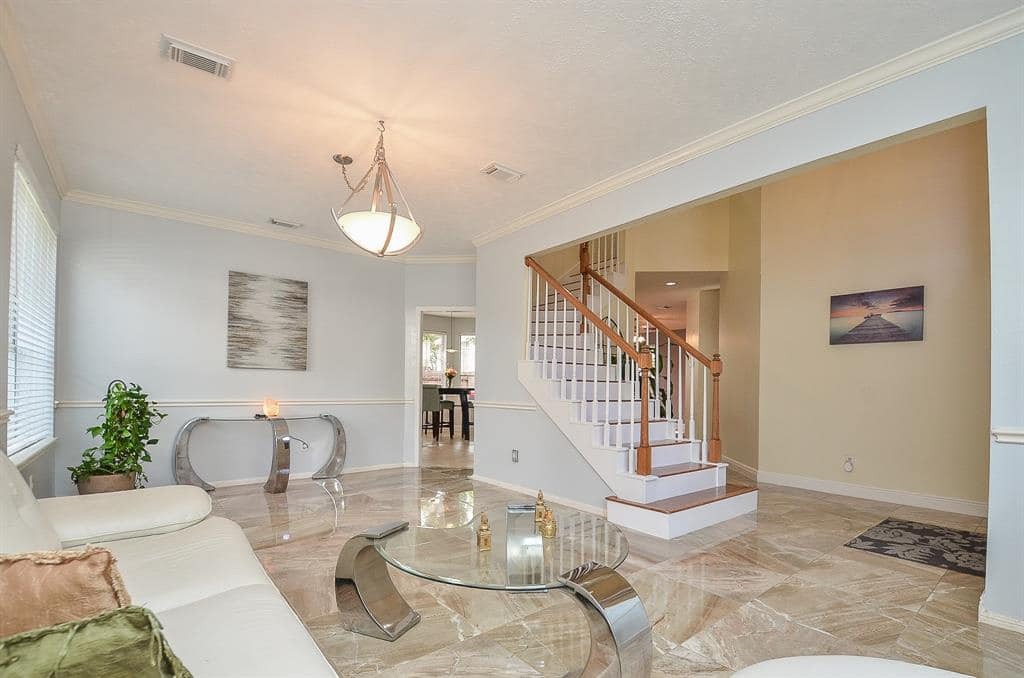 Mỗi góc trong căn phòng đều có cửa sổ rộng, nhìn ra không gian thoáng và xanh mát.