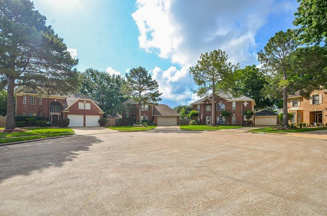 Qua ảnh có thể thấy, nhà mới của Kasim Hoàng Vũ nằm trong khu dân cư yên tĩnh, có cảnh quan đẹp, bao quanh là cây cối.