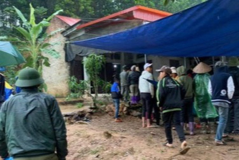 Thong tin moi ve vu be trai tu vong bat thuong trong nha