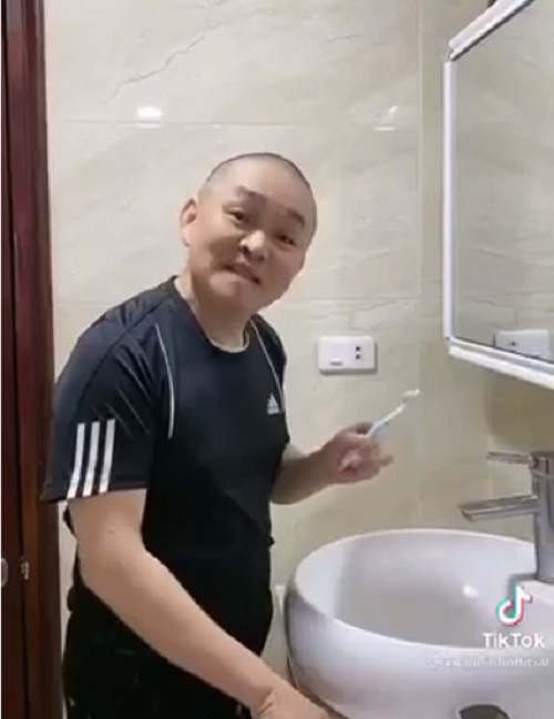 Phòng tắm hiện đại với gam màu trắng chủ đạo. Ảnh chụp màn hình