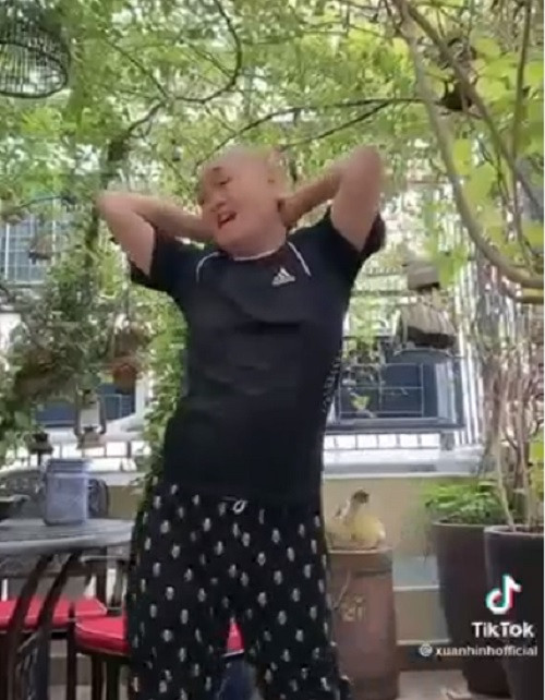 Trên sân thượng, nam nghệ sĩ trồng nhiều cây cảnh. Đây cũng là không gian tập thể dục của Xuân Hinh. Ảnh chụp màn hình