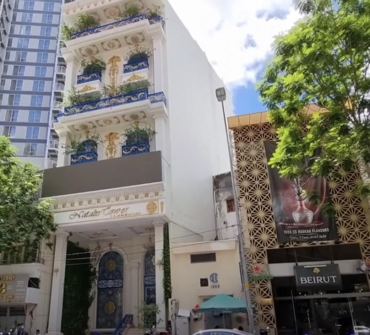 Đây là tòa nhà 4 tầng được thiết kế theo phong cách hiện đại, với điểm nhấn là những lan can màu xanh nổi bật hướng ra mặt đường. Ảnh: YouTube