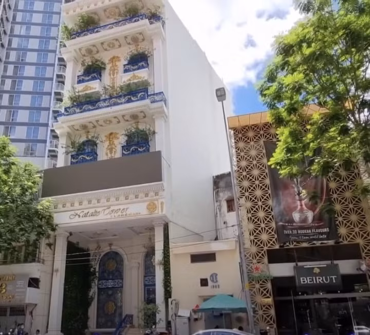 Đây là tòa nhà 4 tầng được thiết kế theo phong cách hiện đại, với điểm nhấn là những lan can màu xanh nổi bật hướng ra mặt đường. Ảnh: YouTube