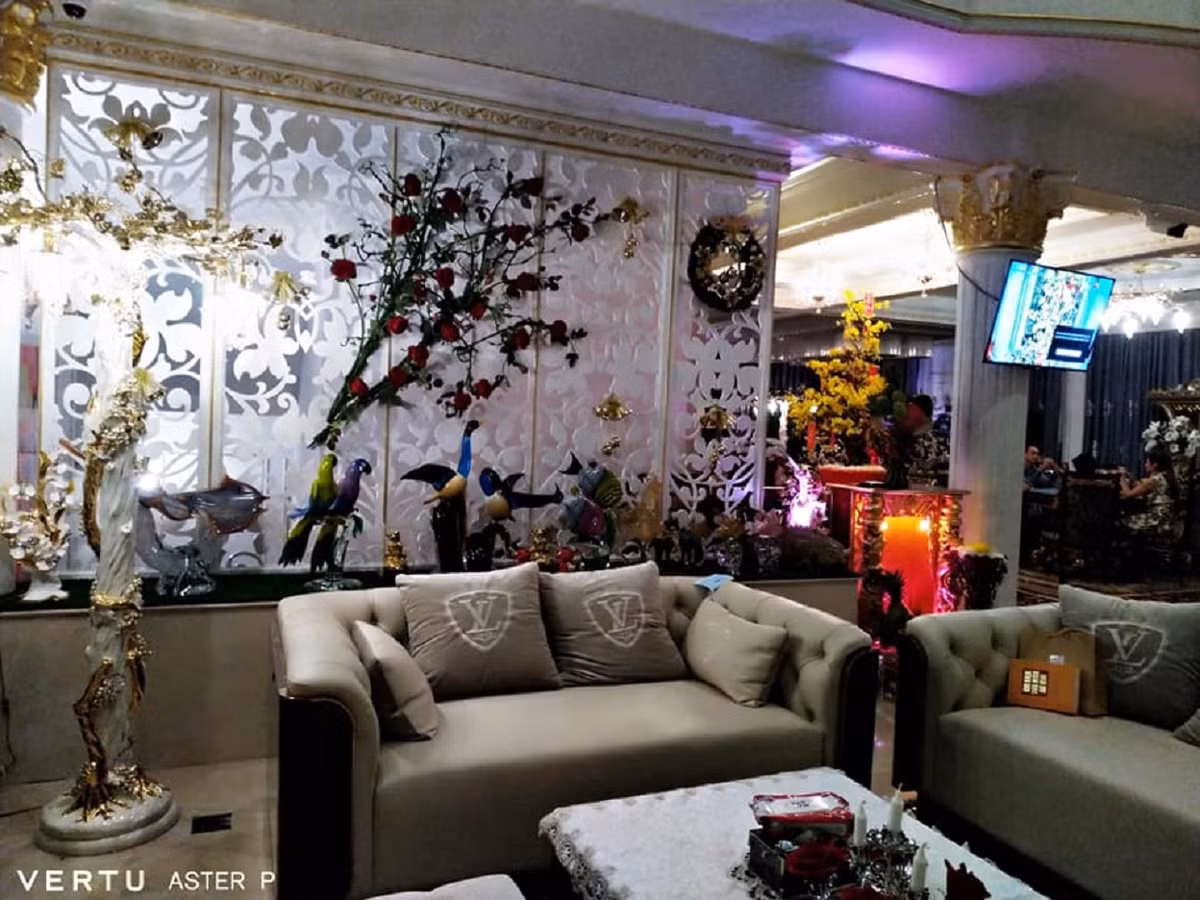 Nội thất trong nhà rất cầu kỳ, sang trọng. Ảnh: FBNV