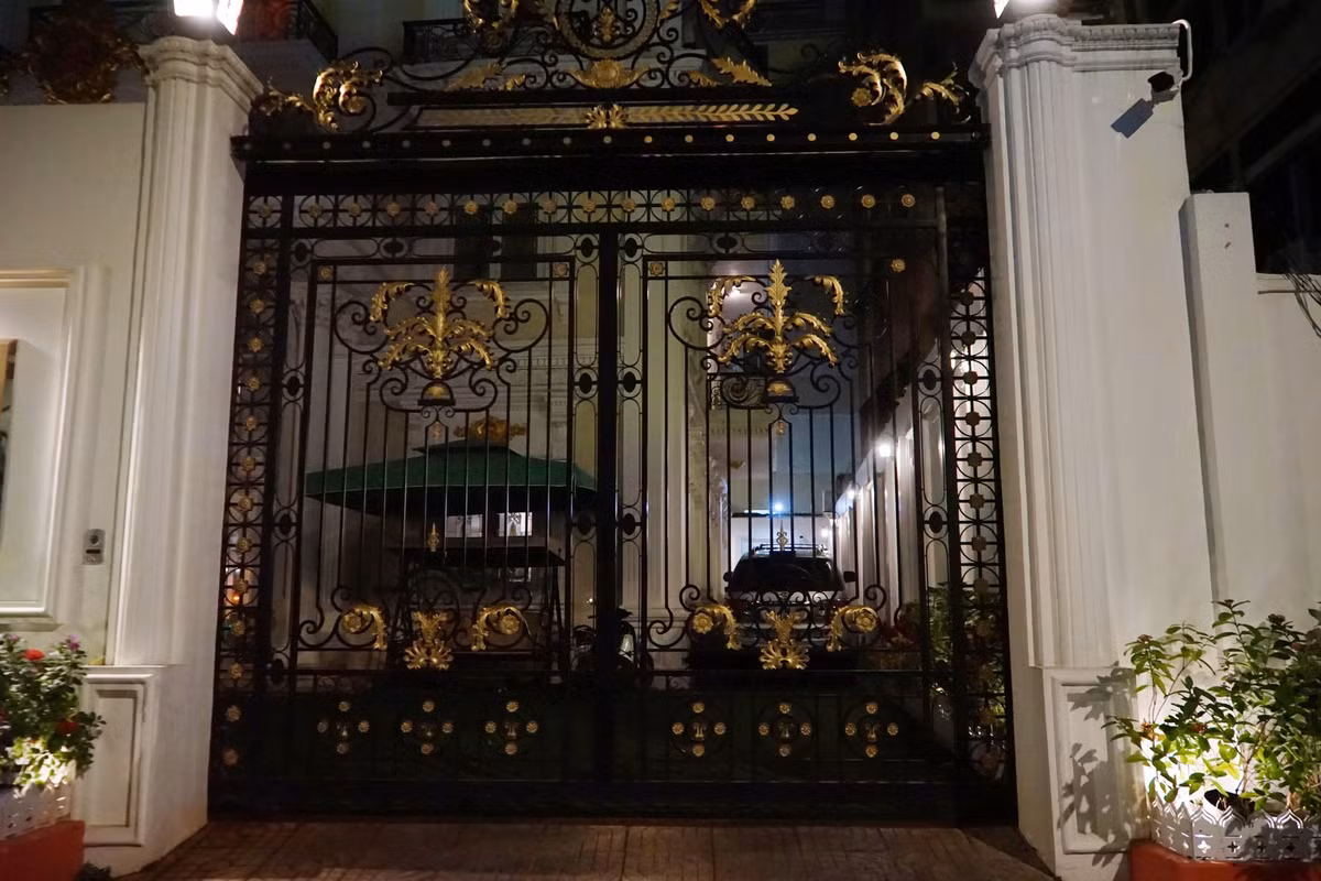 Biệt thự gồm 6 tầng, được thiết kế hoành tráng với hai cổng lớn dẫn vào bên trong. Ảnh: Tiền phong