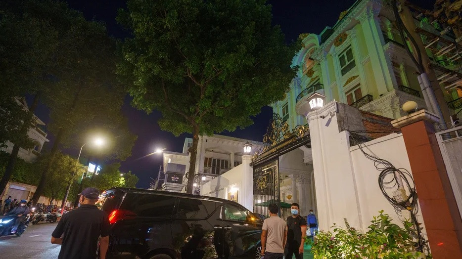 Căn biệt thự của bà Phương Hằng có tổng diện tích 2.400m2, mang kiến trúc khác biệt, nổi bật với các chi tiết ngoại thất cầu kỳ. Ảnh: Zing