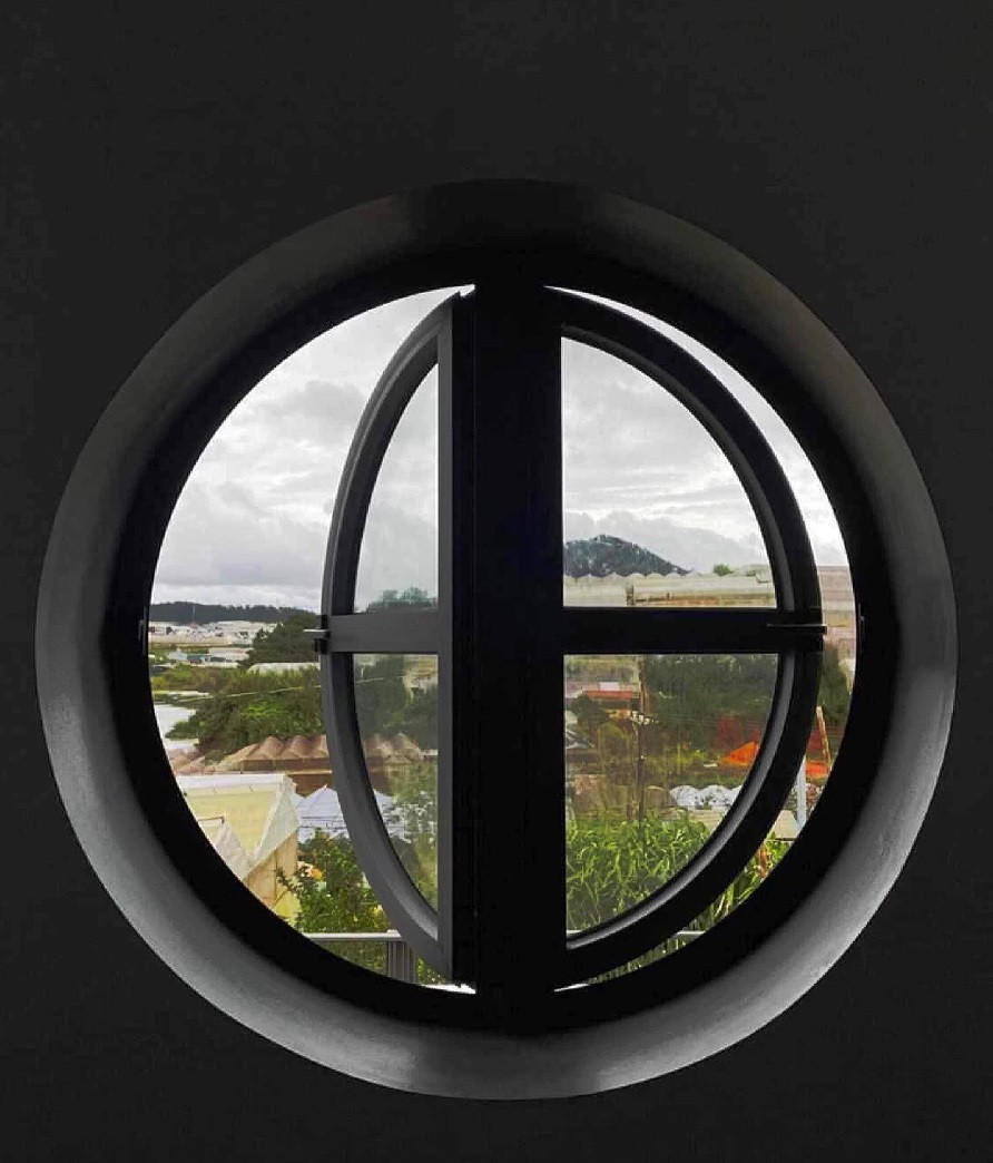 Ngôi nhà bố trí nhiều góc lung linh như ô cửa sổ tròn, view ra hồ và rừng thông.