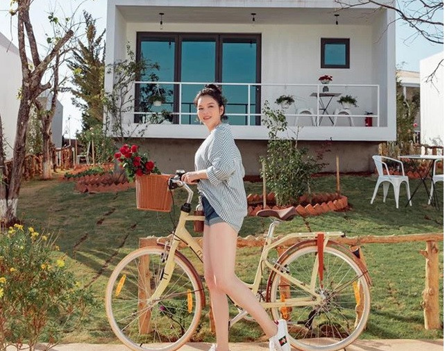 Cách trung tâm thành phố Đà Lạt khoảng 8km, khu resort của Lý Nhã Kỳ có tổng diện tích tới 7.000m2, bao gồm 16 căn biệt thự.