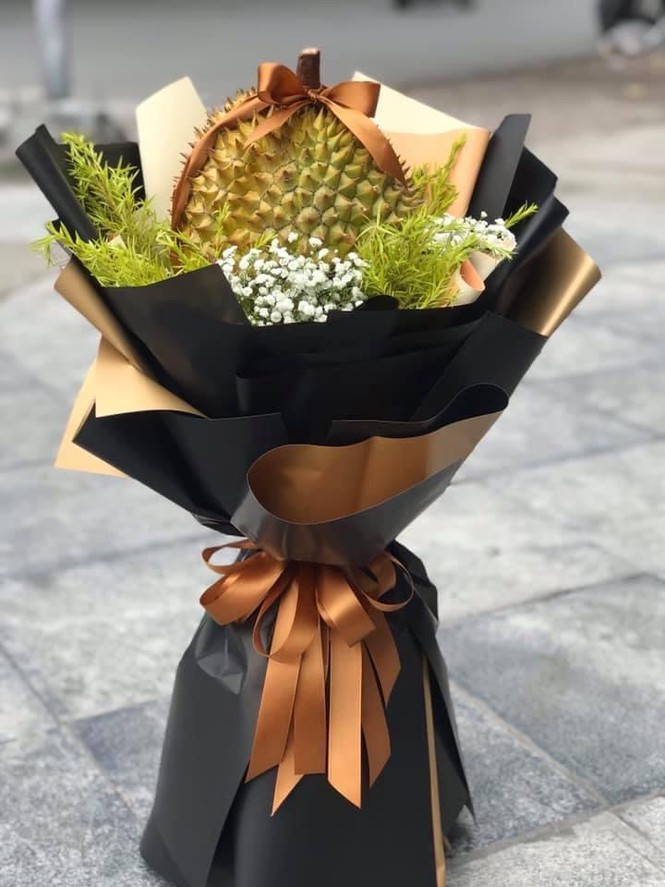 Anh Tiến (quận 2, TP HCM) cho biết, bà xã là tín đồ của sầu riêng mà sinh nhật vào đầu tháng 6 nên nảy ra ý định đặt boá hoa sầu riêng tặng vợ. Ảnh: Nhanongxanh