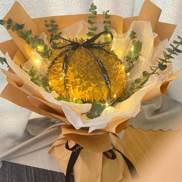 Mới đây, những bó hoa sầu riêng nguyên quả mới lạ và độc đáo gây sốt khắp các hội nhóm trên chợ mạng. Ảnh; Dân Việt