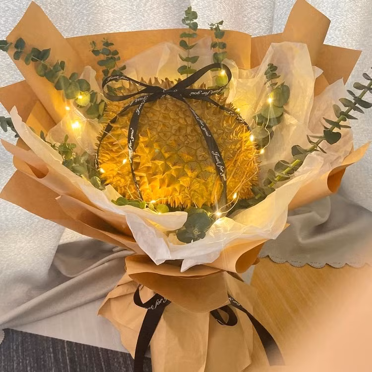 Mới đây, những bó hoa sầu riêng nguyên quả mới lạ và độc đáo gây sốt khắp các hội nhóm trên chợ mạng. Ảnh; Dân Việt