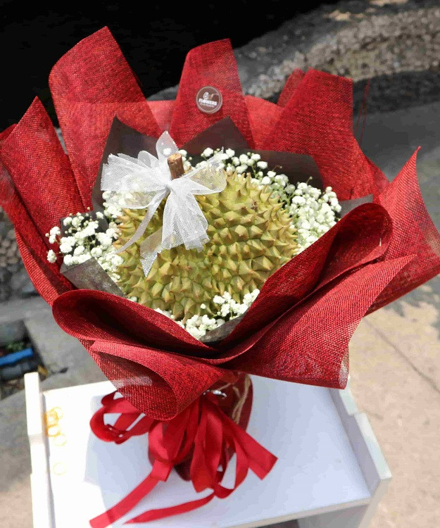 Trên thị trường, hoa sầu riêng có giá dao động từ 750.000 - 2 triệu đồng/nó, tuỳ theo cân nặng. Ảnh: Dân Việt