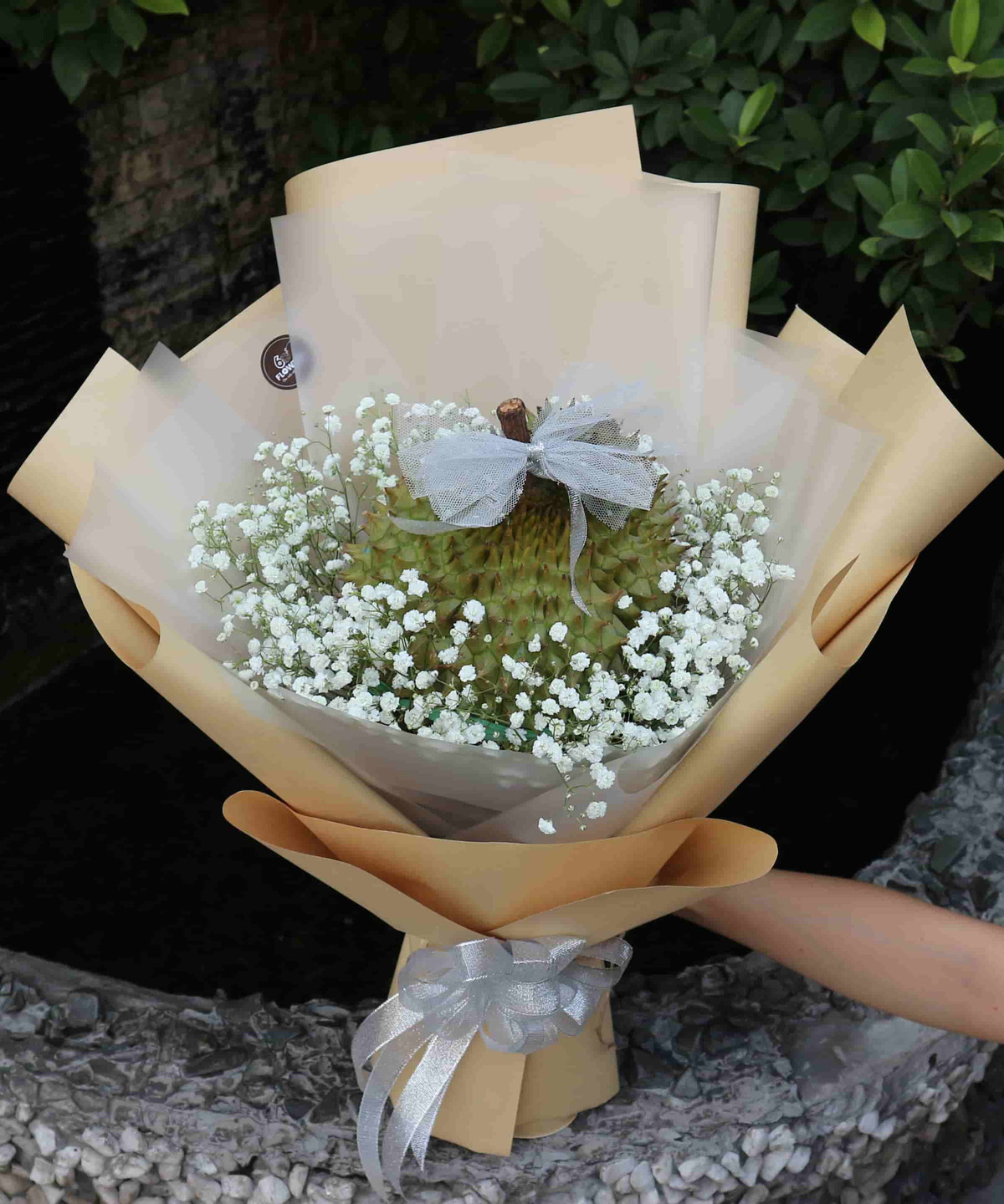 Tuy nhiên, giá mỗi bó hoa sầu riêng so với nhiều loại hoa tươi khác khá đắt, lại kén người dùng nên các cửa hàng thường chỉ làm theo đơn đặt trước. Ảnh: Hoadautay