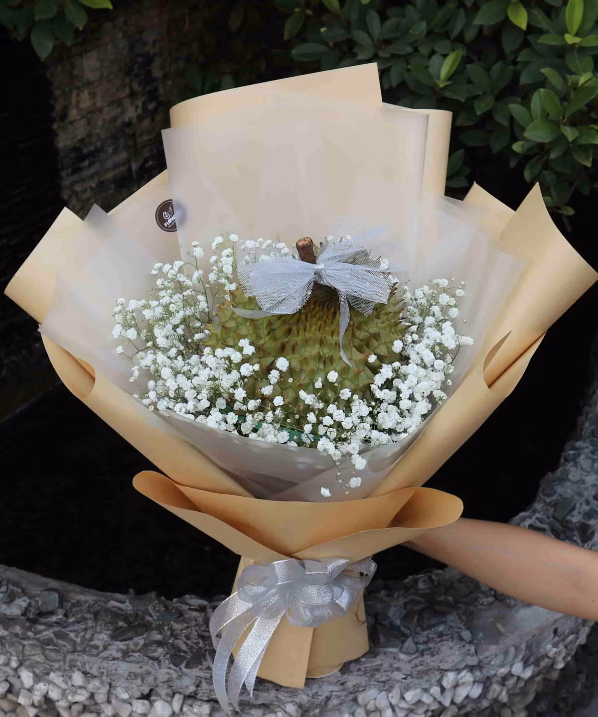 Tuy nhiên, giá mỗi bó hoa sầu riêng so với nhiều loại hoa tươi khác khá đắt, lại kén người dùng nên các cửa hàng thường chỉ làm theo đơn đặt trước. Ảnh: Hoadautay