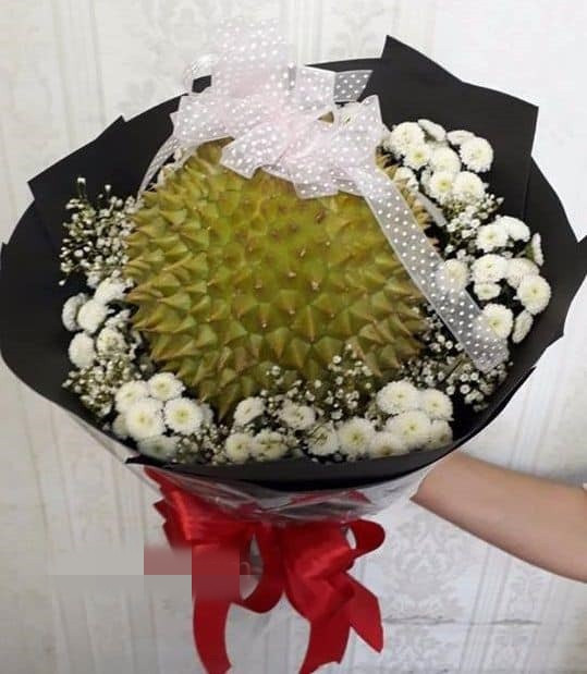 Anh Tiến đặt cửa hàng chọn đúng loại sầu riêng vợ thích. Kết hợp bó cùng hoa hồng tổng chi phí hết 1,8 triệu đồng. Ảnh: Mrhoa