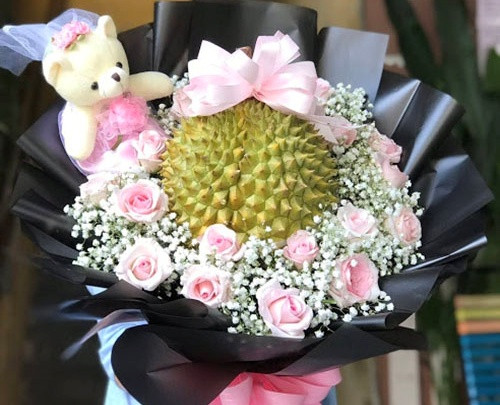 Bên ngoài quả sầu riêng được bọc nơ, trang trí cầu kỳ, có nơi còn kết hợp với các loại hoa khác tạo thành một bó hoa lộng lẫy không kém gì hoa tươi thông thường. Ảnh: Vietflower