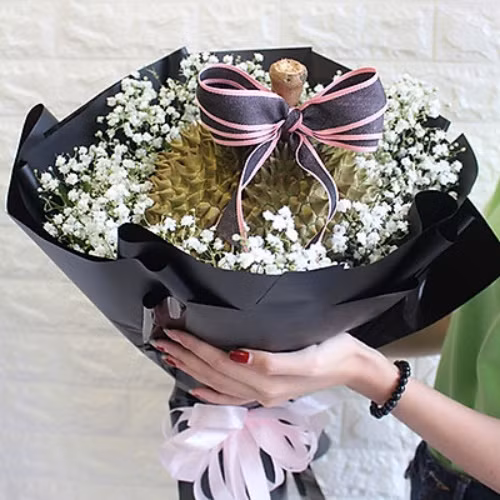 Những bó hoa sầu riêng độc đáo đang thu hút sự quan tâm của đông đảo khách hàng, nhất là giới trẻ. Ảnh: Tiki