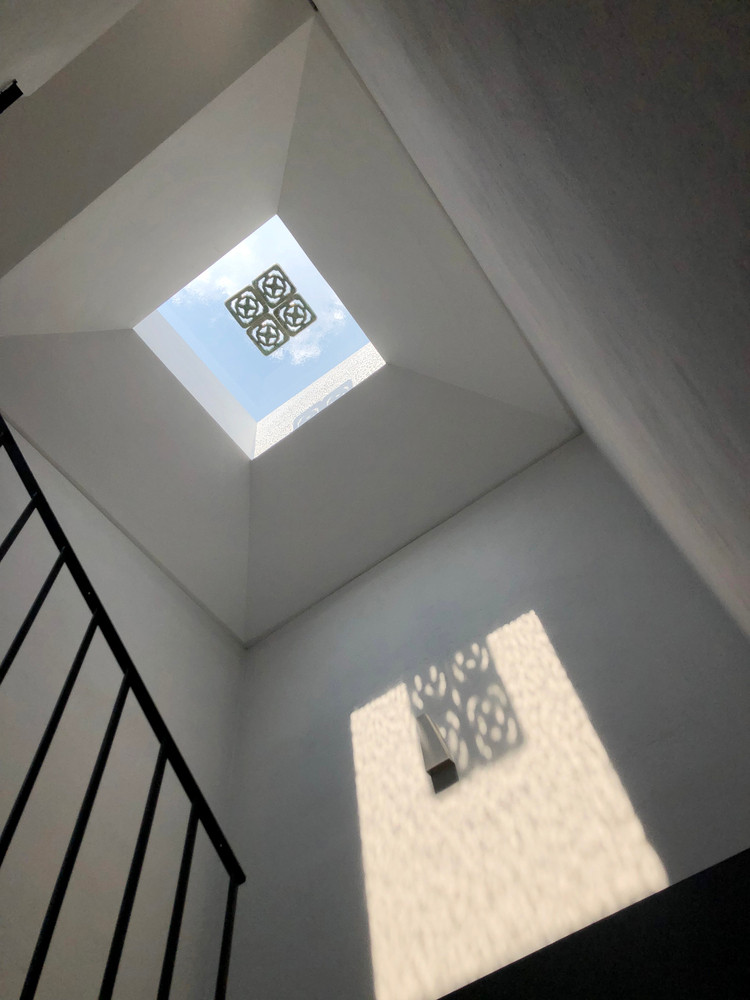 Tầng 1 bao gồm khoảng sân thông thoáng phía trước, không gian đệm tránh khói bụi và tiếng ồn. Sau đó là phòng khách thông với bếp và kết thúc là giếng trời thông gió lấy ánh sáng tự nhiên.