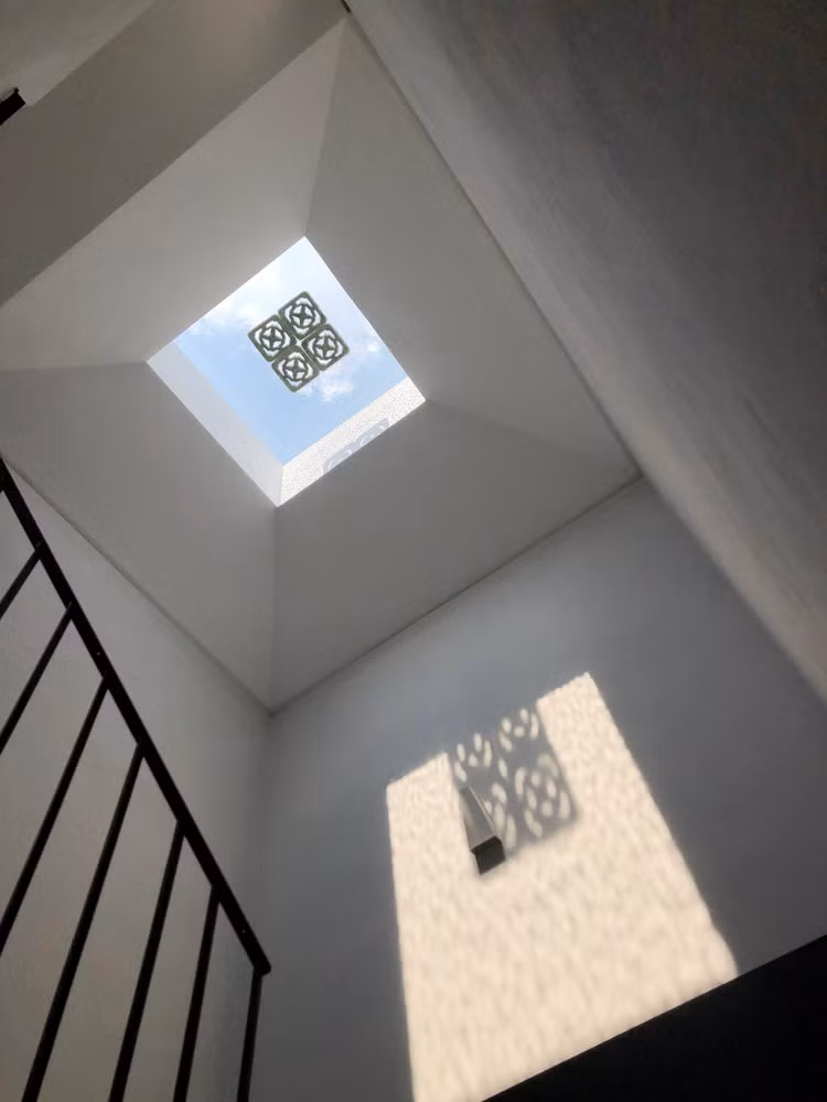 Tầng 1 bao gồm khoảng sân thông thoáng phía trước, không gian đệm tránh khói bụi và tiếng ồn. Sau đó là phòng khách thông với bếp và kết thúc là giếng trời thông gió lấy ánh sáng tự nhiên.