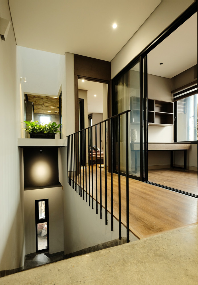 Tại tầng 3 trung tâm của không gian là phòng thờ nhìn ra ban công rộng, 2 bên là phòng ngủ và phòng làm việc.