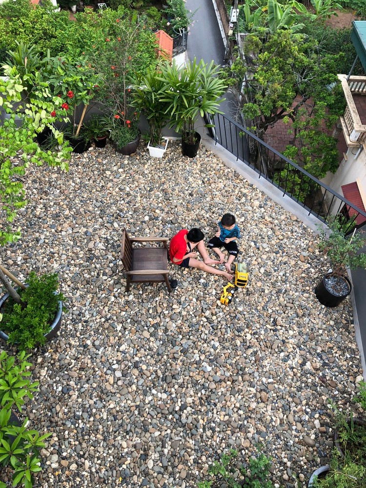 Sân thượng là không gian lưu giữ kỷ niệm cho trẻ nhỏ với khoảng sân trải sỏi tự nhiên.