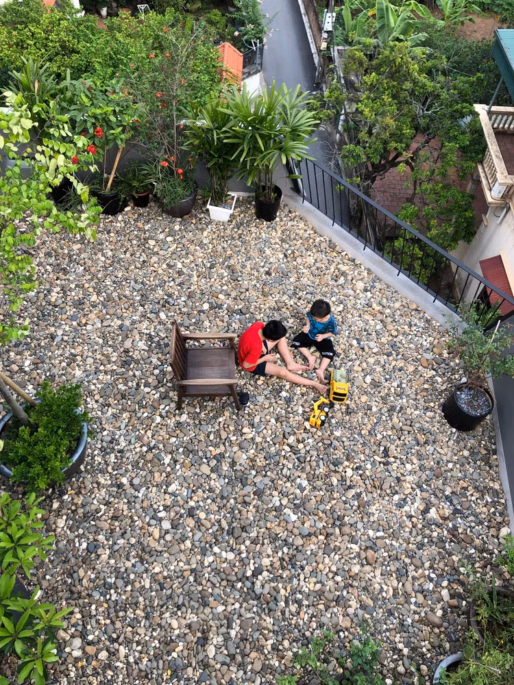 Sân thượng là không gian lưu giữ kỷ niệm cho trẻ nhỏ với khoảng sân trải sỏi tự nhiên.