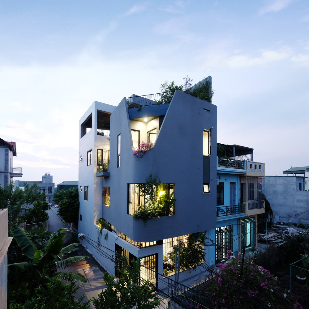 Tường xây bằng gạch bê tông nhẹ giúp cách nhiệt tối đa. Cùng với đó, việc trồng cây xanh theo mảng lớn tán rộng trên mái cũng góp phần làm giảm lượng nhiệt truyền vào không gian nhà. Nguồn ảnh: Nguyen Duy Thanh