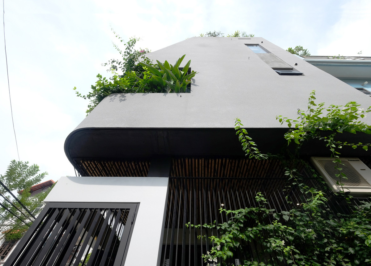 Cửa sổ ngang cao hơn 2m ở tầng đầu tiên lấy ánh sáng và thông gió đồng thời giảm thiểu bụi và tiếng ồn.