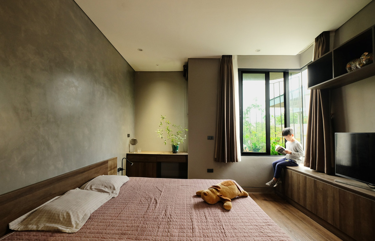 Toàn bộ khu vực sinh hoạt được bao phủ bởi một trần tre. Phòng ngủ bố trí nằm trên tầng hai. Phòng ngủ của các con được thiết kế đa chức năng, vừa có thể là không gian sinh hoạt chung của gia đình vừa là nơi học tập của các con.