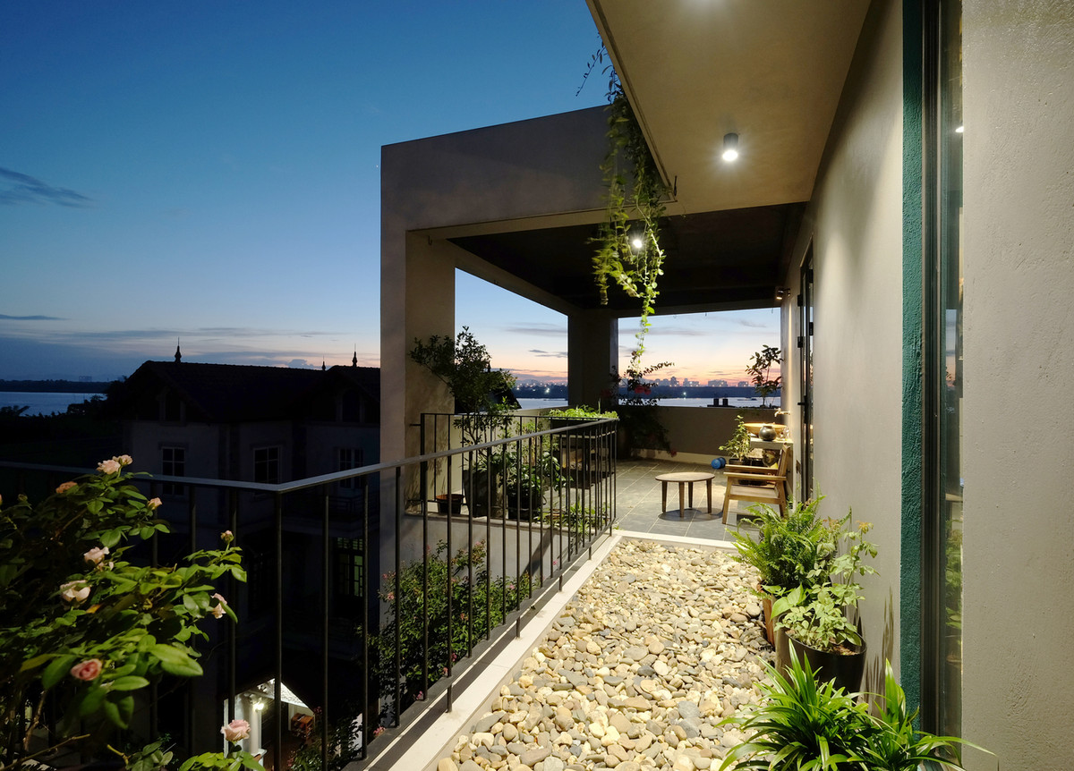 Căn nhà được làm bằng các vật liệu gồm: trần tre, mành tre, vải thổ cẩm dân tộc Thái, Mường, cửa ra vào của người Dao Đen (ô cửa sổ của người Dao Đen), bê tông nền, gạch men, gạch thông gió làng nghề truyền thống.