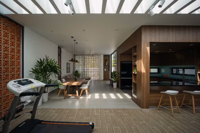 Phòng bếp thiết kế hiện đại. Quầy bar là nơi ăn uống và thư giãn của chủ nhà.