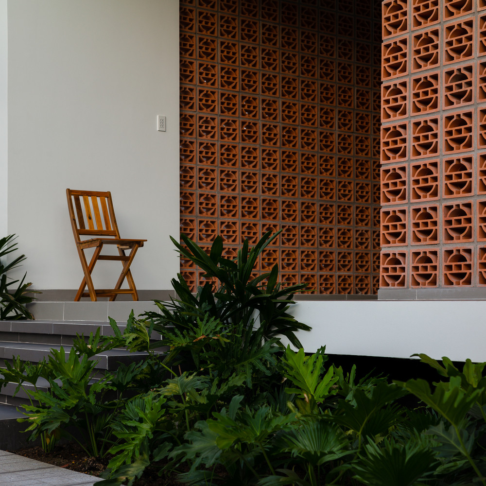 Khoảng sân này là không gian gắn kết các thành viên trong gia đình, có công năng linh hoạt, vừa là góc làm việc, tập thể dục, vừa là khu vui chơi cho trẻ nhỏ.