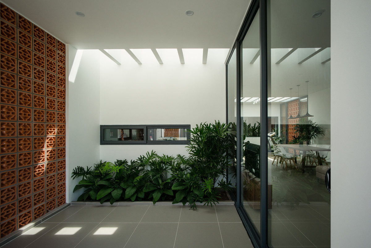 Cây xanh vào các không gian cũng giúp tạo không khí trong lành và nhiệt độ mát mẻ.