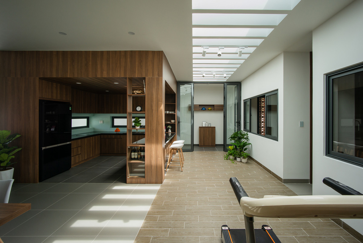 Vì thế, kiến trúc sư chọn phương án nhà 1 tầng, ngăn cách giữa khu sinh hoạt và nghỉ ngơi bằng một khoảng sân giữa nhà.