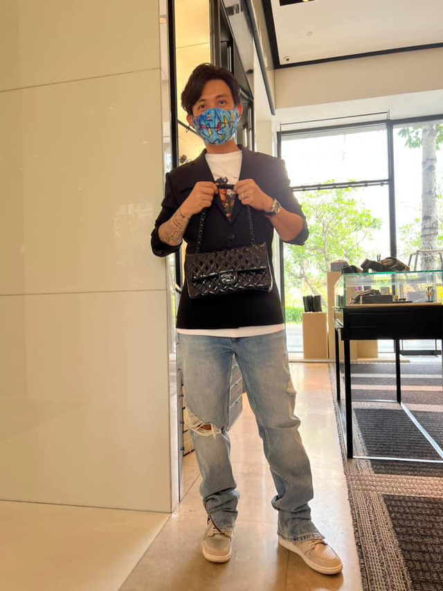 Mẫu túi thứ 2 mà đại gia ngành nhựa tặng cho bà xã là dòng Chanel Boy khoảng 150 triệu đồng.