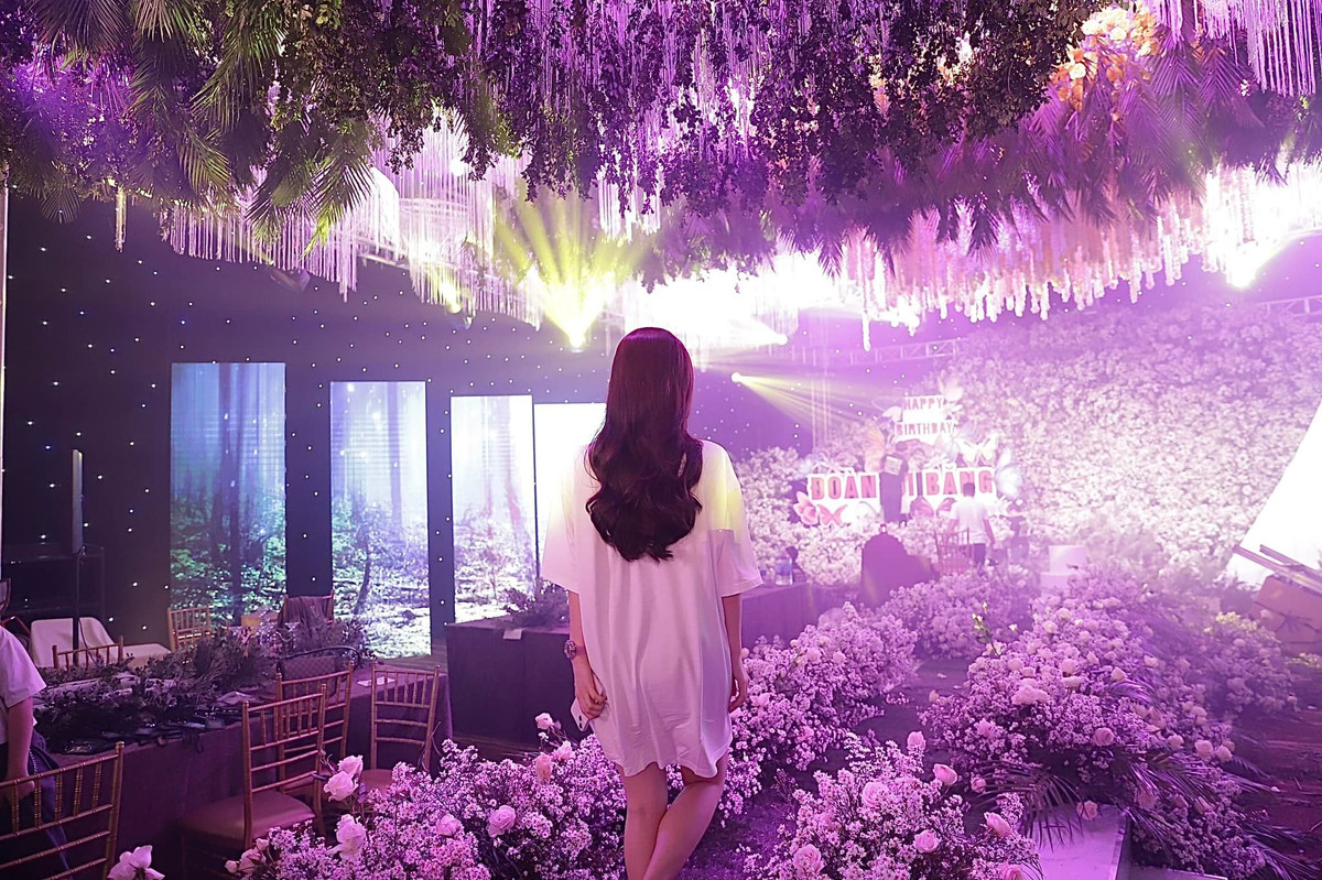 Ekip trang trí dự kiến phải tốn gần 4 tấn hoa để có thể "lấp đầy" phòng tổ chức sinh nhật.