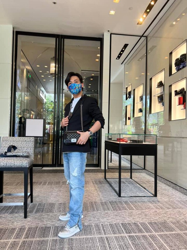 Món quà đại gia Minh Nhựa dành cho bà xã Mina Pham là chiếc túi Chanel với thiết kế đơn giản tông đen đình đám, có giá dao động từ 170 đến 270 triệu đồng.