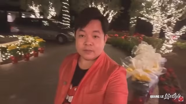 Trong một livestream mới đây, ca sĩ Quang Lê tiết lộ căn nhà đang ở hiện nay có giá trị hơn 1 triệu USD (khoảng hơn 22,6 tỷ đồng), một năm phải đóng 12.000 USD tiền thuế đất, tương đương 276 triệu đồng. Ảnh chụp màn hình