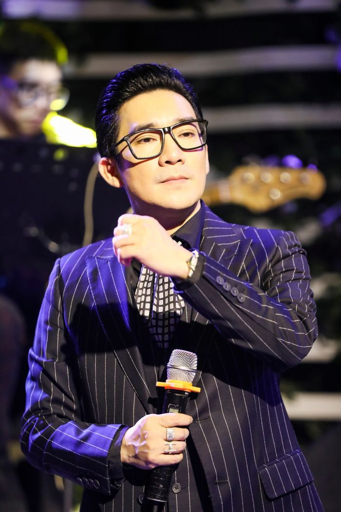 Không những thế, Quang Hà còn thường xuyên xuất hiện với đồ hiệu, phụ kiện đắt tiền. Ảnh: FB Quang Hà