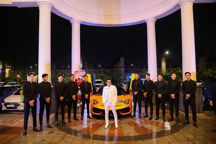 Quang Hà cũng được nhận xét là sao Việt chịu chi nhất cho đội ngũ an ninh. Bởi, mỗi lần xuất hiện nam ca sĩ thường có hàng chục vệ sĩ vây quanh, theo sát từng bước chân. Ảnh: FB Quang Hà