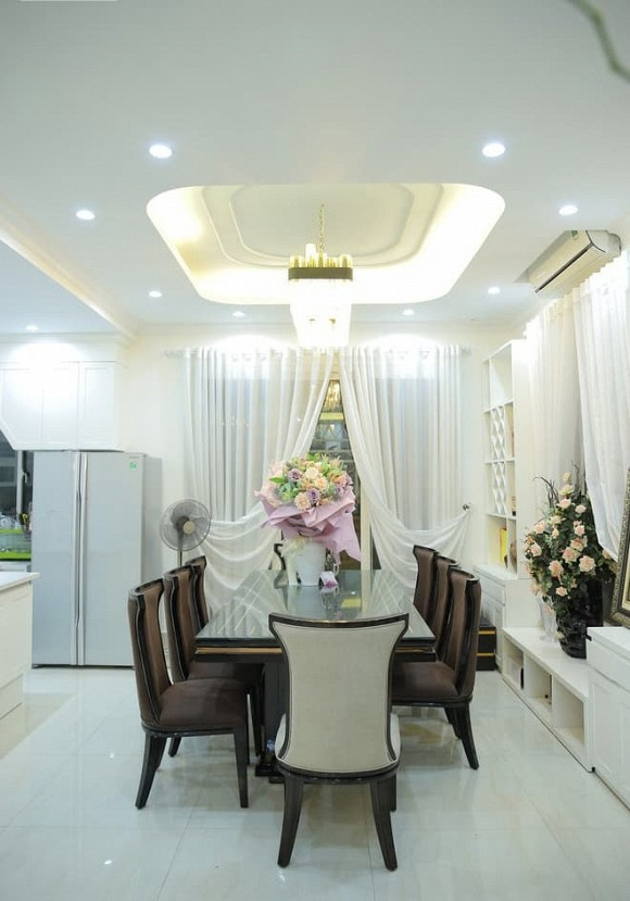 Bên trong nhà thiết kế hiện đại với nội thất đắt đỏ. Ảnh: FB Quang Hà