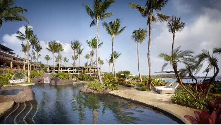 Larry Ellison đã xây dựng 2 khu nghỉ dưỡng sang trọng trên hòn đảo và thành lập 1 thị trấn với số dân hiện tại lên tới hơn 3.000 người. Ảnh: CNBC